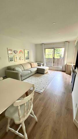 Kitsilano Beach Family Friendly 2 Bedroom Apmt gallery image 3