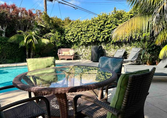 Sunny House minutes from the beach! gallery image 4