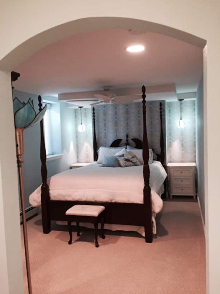 Tu dormitorio es una habitación tranquila y etérea con una cama queen muy cómoda con la parte superior acolchada, varios juegos de sábanas, incluida la franela, y cubierta con acogedores edredones de plumas.