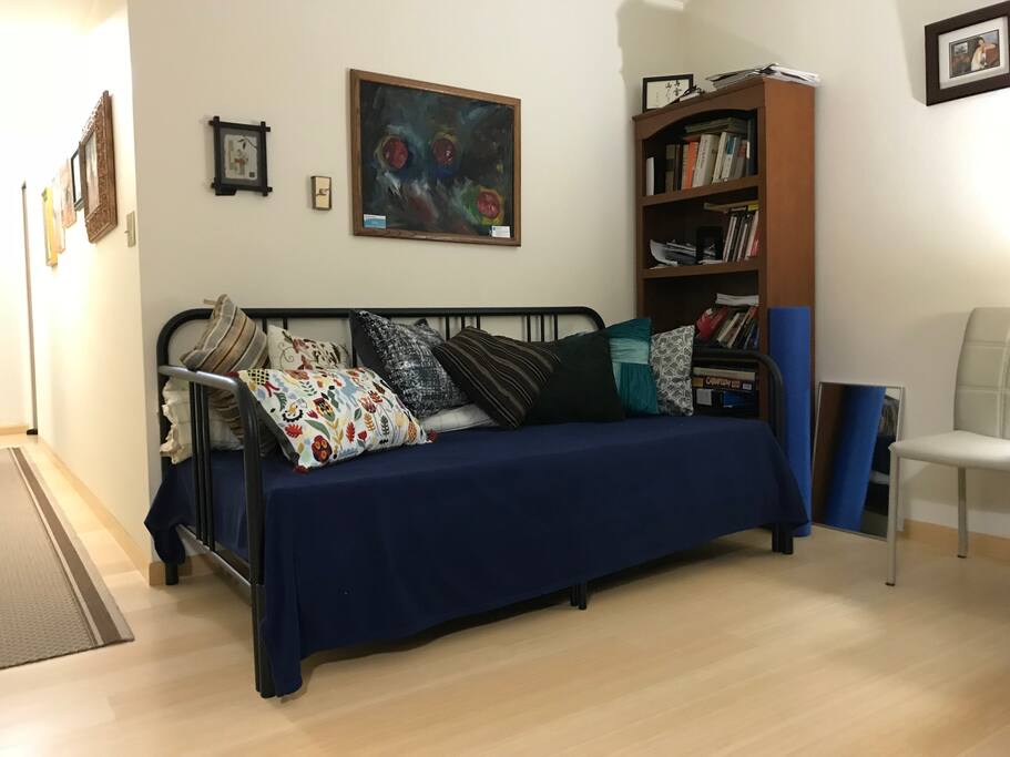 Living (day bed): This is your bed while you stay with us