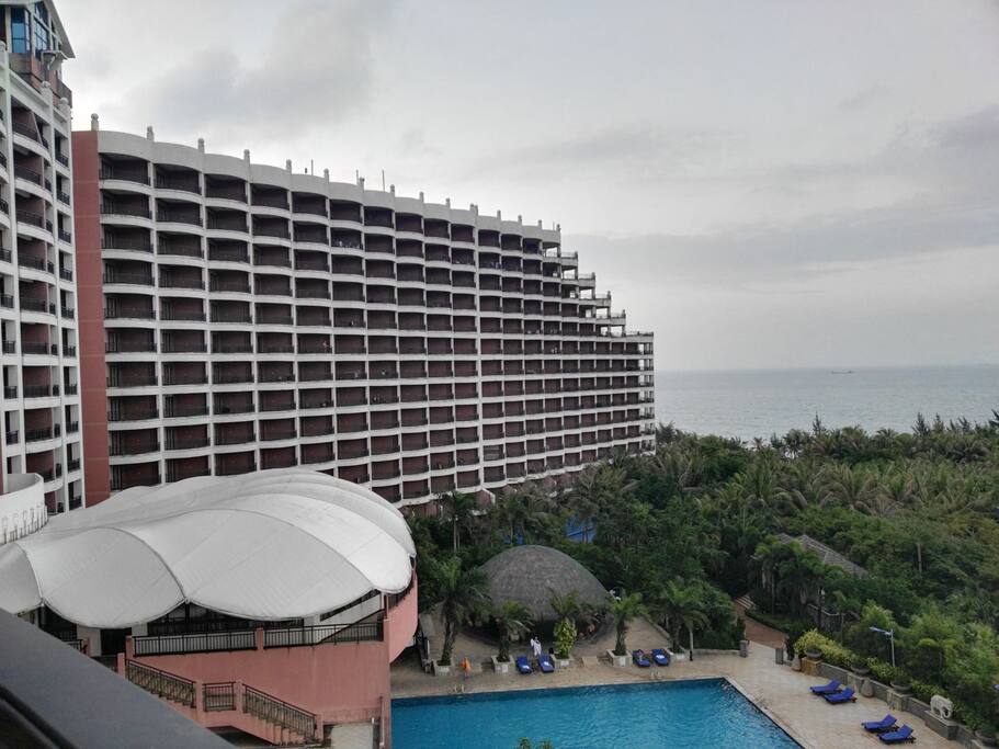 从房间阳台拍的海景,天气好的时候更漂亮。