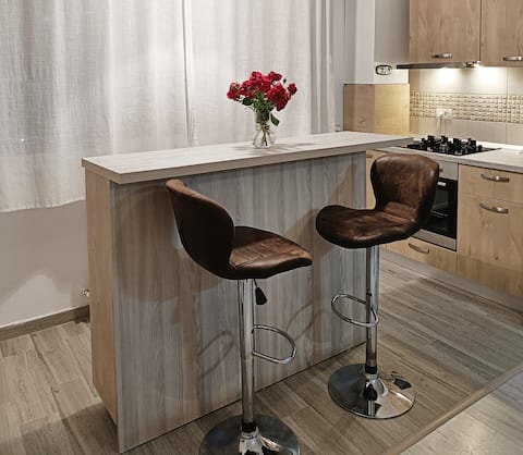 Quiet & Bright Studio / Available Monthly