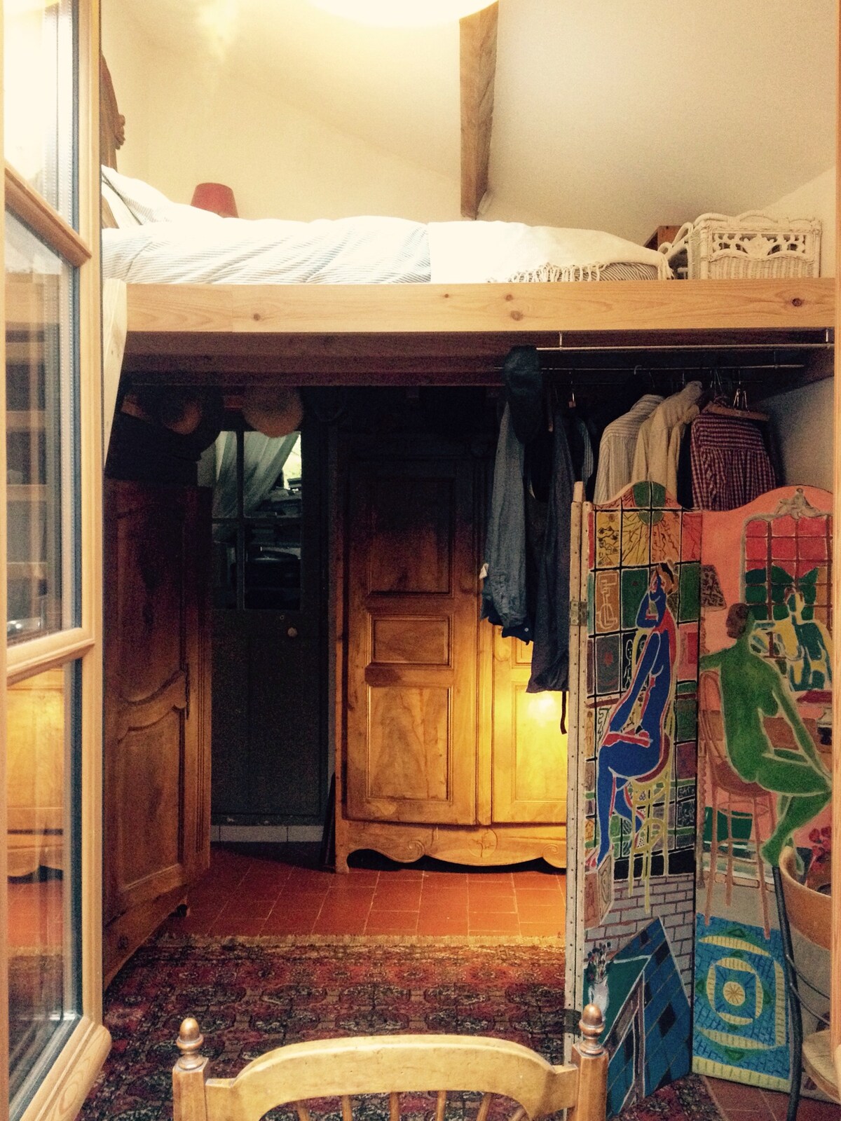 ห้องนอนของผู้ปกครองที่มีชั้นลอย (ชั้นล่าง)