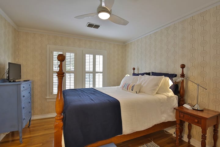 Queen Bedroom