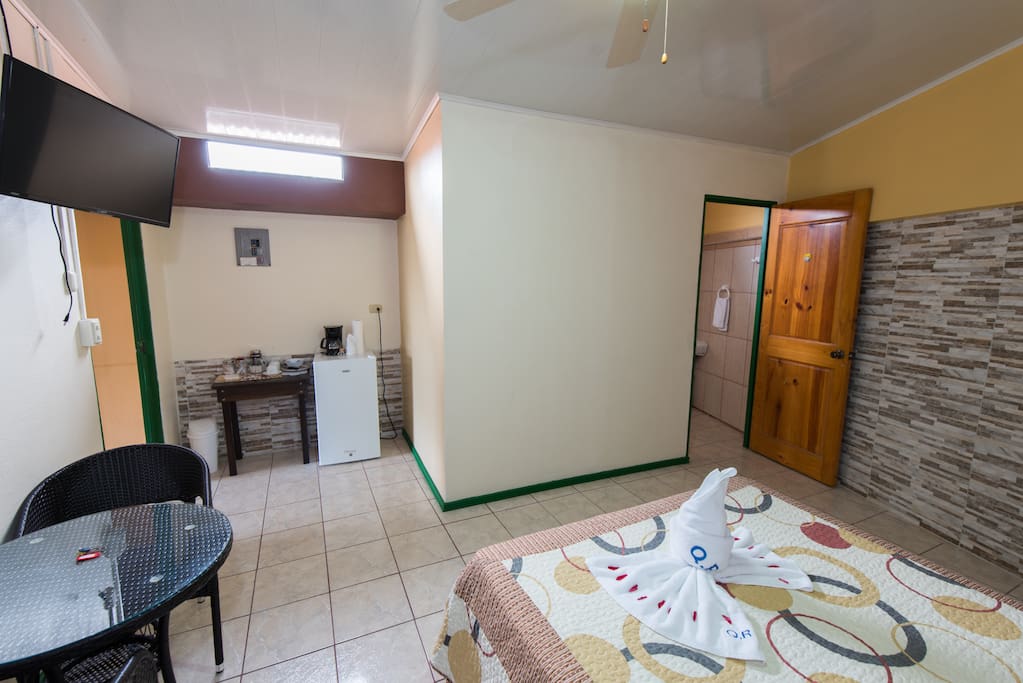 Excellent option: double bed, ceiling fan, extra fan, coffee maker, coffee, mini fridge, WIFI, cable TV and private bathroom with hot water