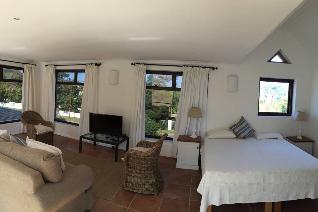 King size bed EL or 2 singles with sitting / TV area
