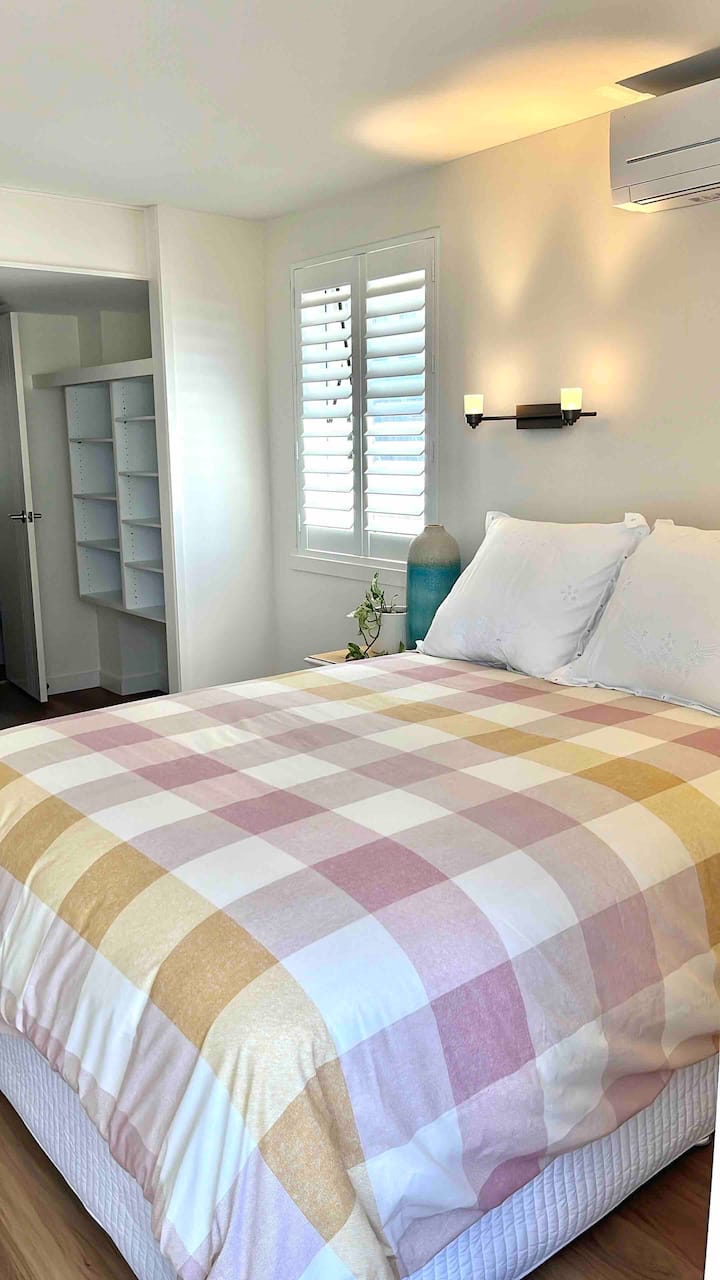 Მსუბუქი წყალდიდობით განათებული მთავარი საძინებელი შესასვლელი გარდერობით, რომელშიც არის შესასვლელი საშხაპე და უნიტაზი, კონდიციონერი, ჭკვიანი ტელევიზორი და პირადი აივანი.
