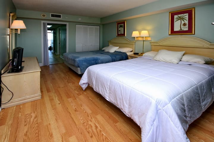 Spálňa - 2 menšie manželské postele