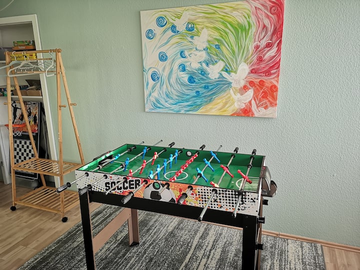 โต๊ะฟุตบอลสำหรับกิจกรรมสันทนาการอยู่ในห้องนอน 