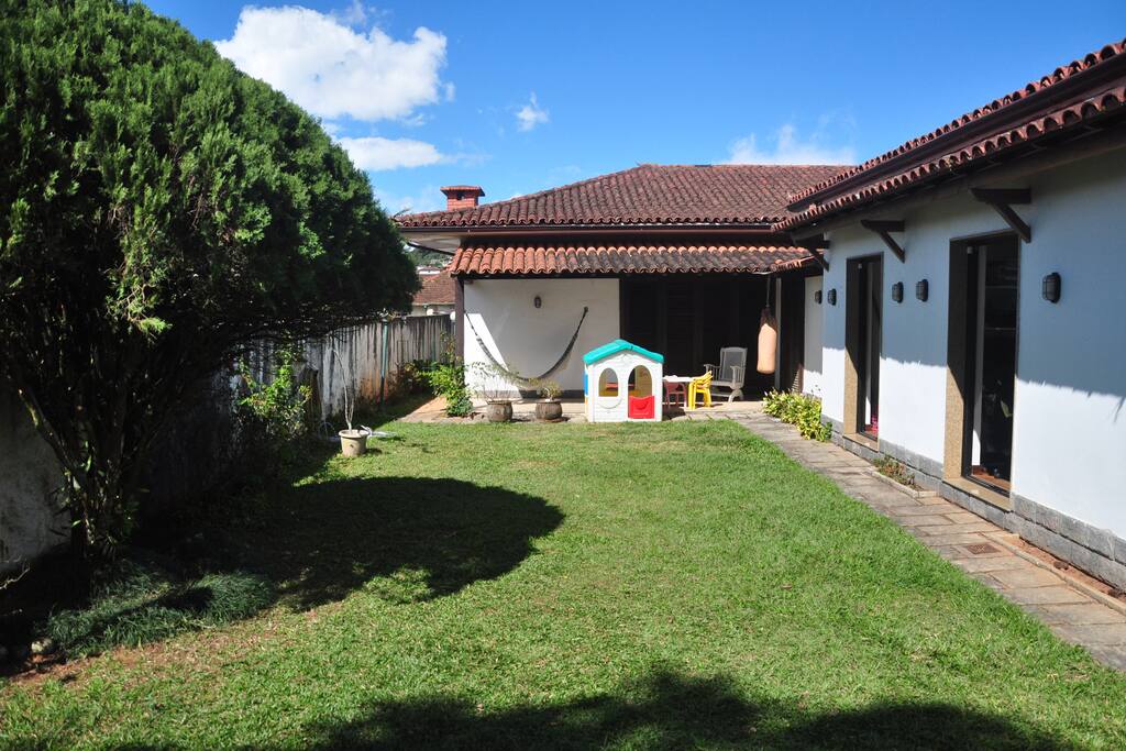 Vista da suite para o jardim interno da casa.