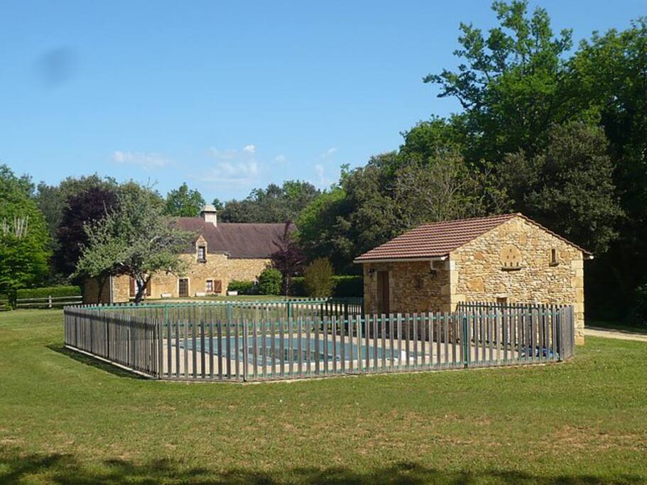 Piscine avec gite au fond