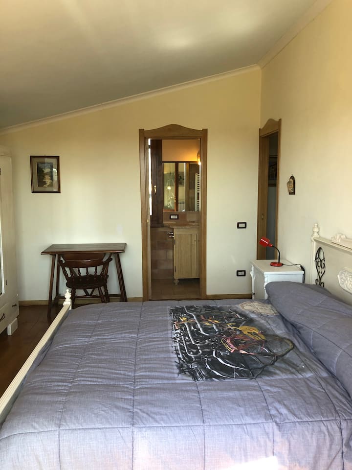 dormitorio 1 con cama tamaño queen y baño privado.