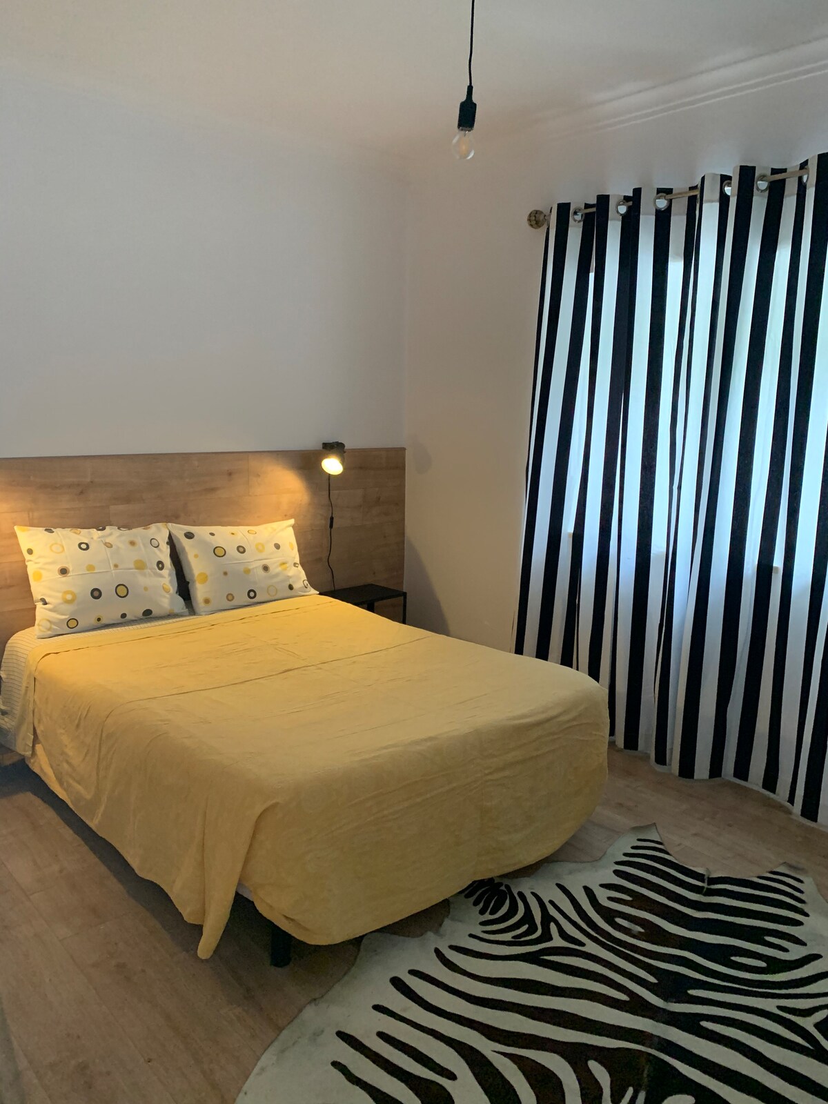 ห้องนอนใหญ่พร้อมเครื่องทำความร้อนและพัดลม