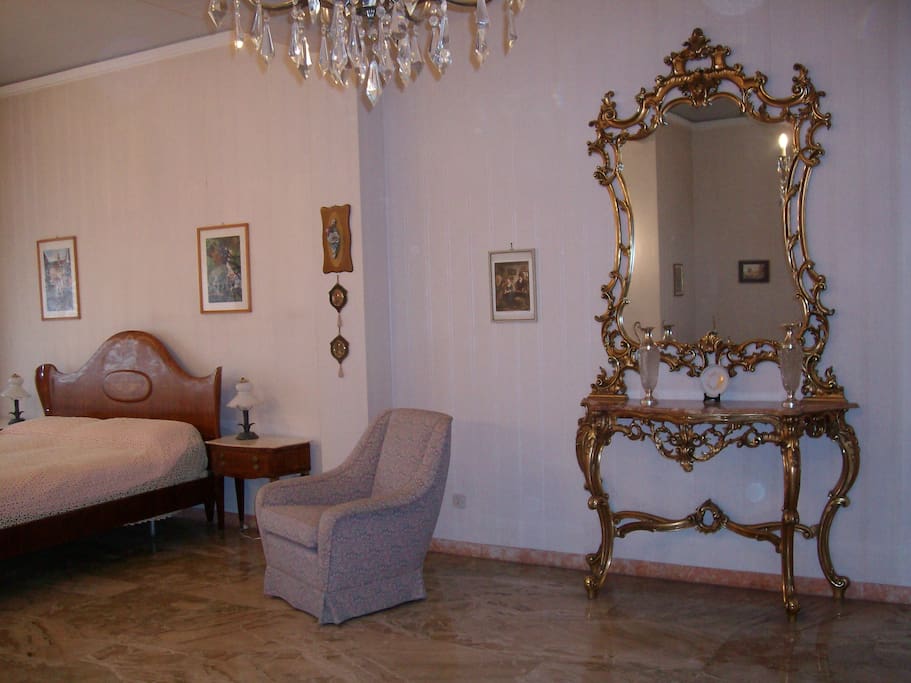 Consolle Camera da letto ampia ed elegante