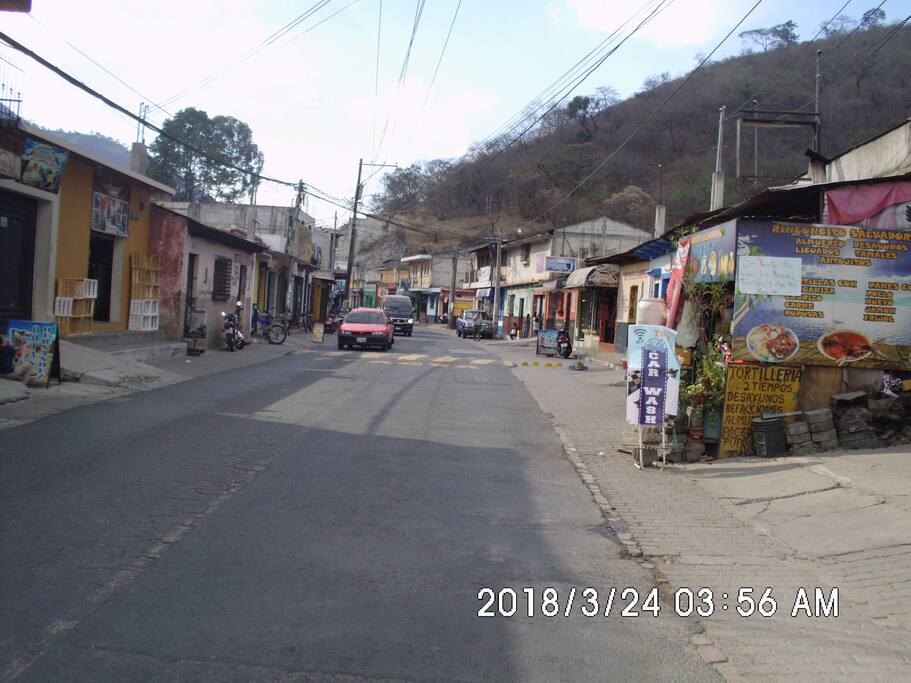 En la avenida principal encontraran las tiendas con la mejor exposición y venta de calzado de cuero.