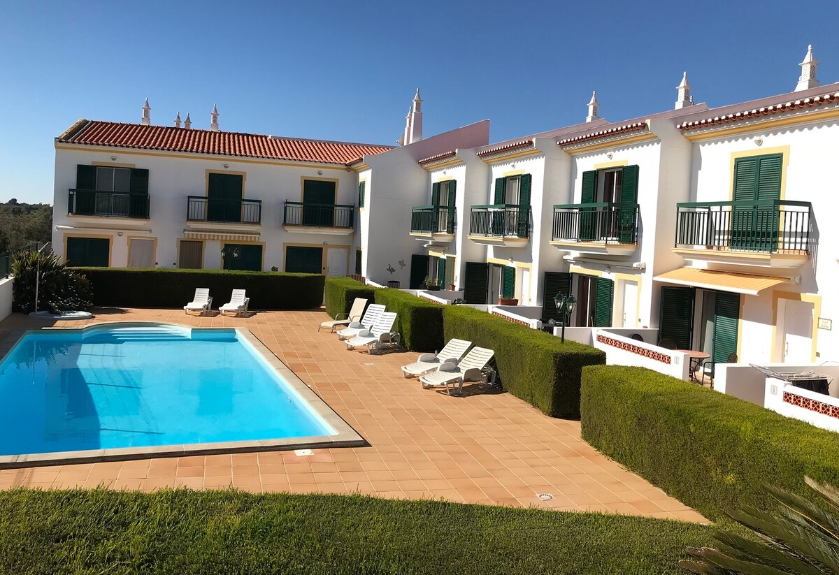 2 bed house / private patio / shared swimming pool