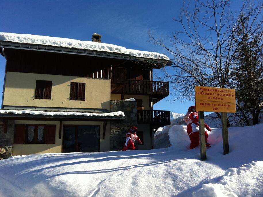 Chalet et jardin en hiver