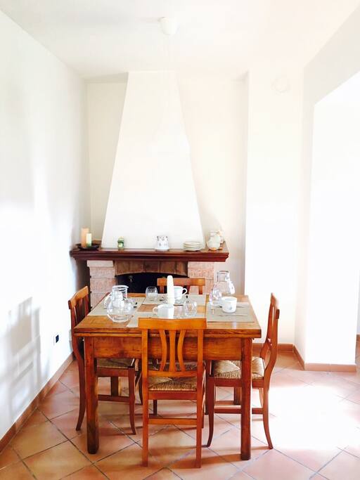 Sala da pranzo con camino