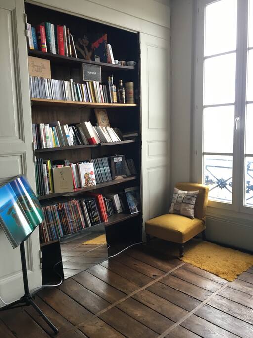 Bibliothèque à disposition