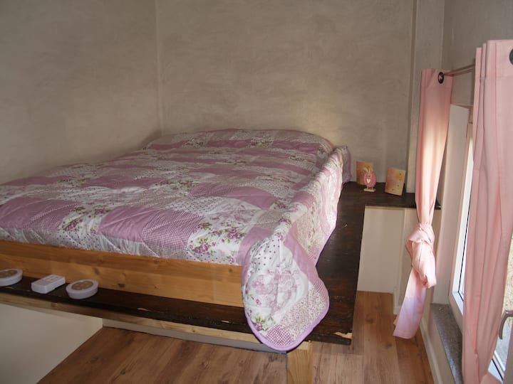 غرفة نوم صغيرة بمرتبة 140 سم (ارتفاع السرير بطابقين تقريبًا. 100 سم )