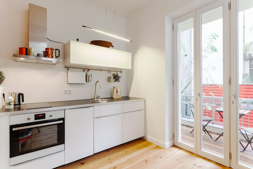 Küche mit Induktionsherd / Kitchen with induction cooktop