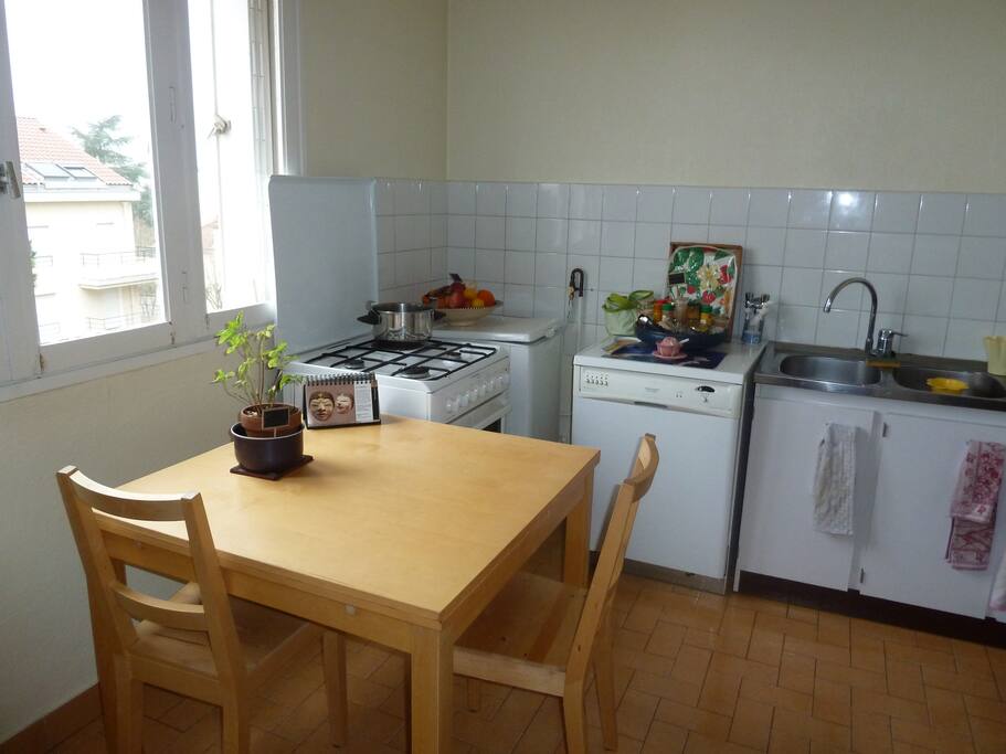 cuisine exposée à l'ouest, lave vaisselle, lave linge, cuisiniere 3 gaz +1 plaque electrique et unfour electrique.