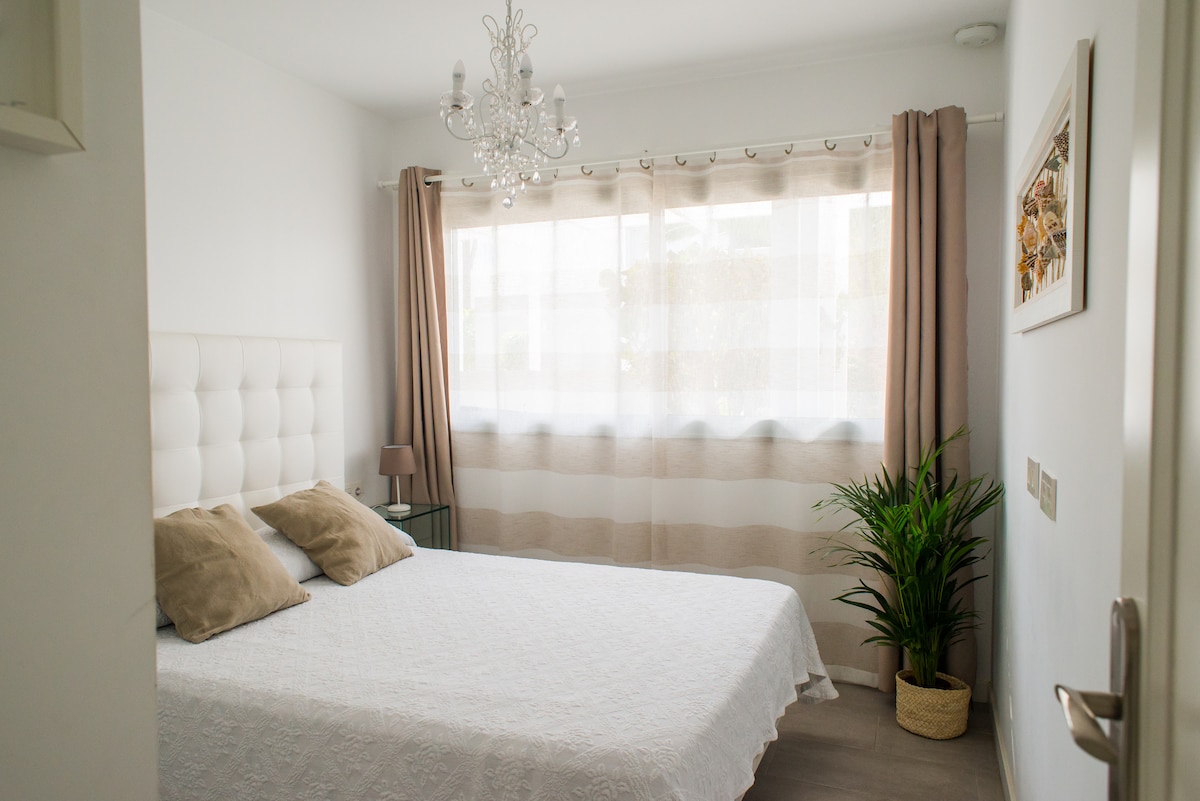 СПАЛНЯ 
Сега таблата е сива