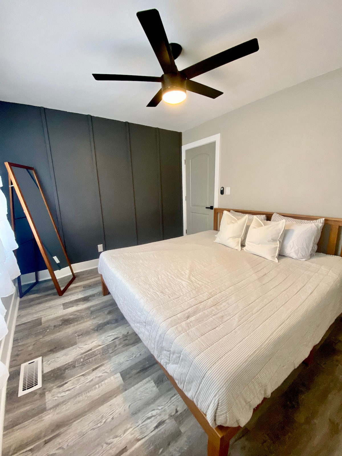 Bračni krevet (180X200) Ljubičasti madrac i stropni ventilator
Spavaća soba br. 2 
