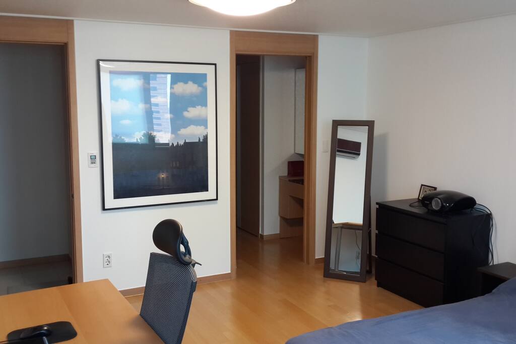 2) Master bedroom (angle 2)