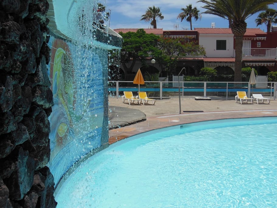 Water cascades into lower pool area.