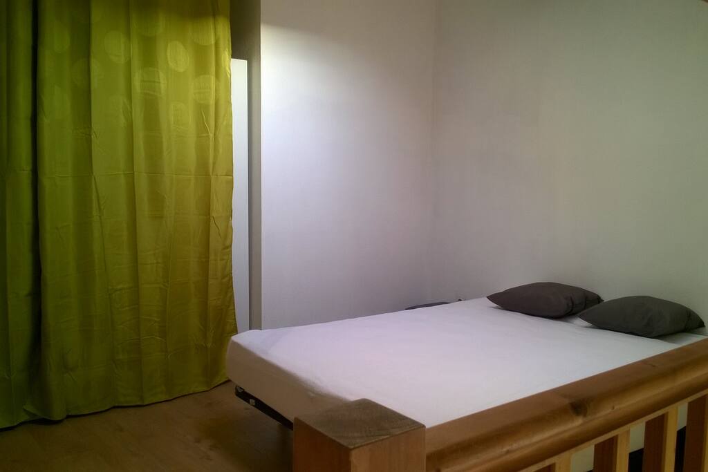 chambre en mezzanine avec placard (hauteur mezzanine 2.5m)