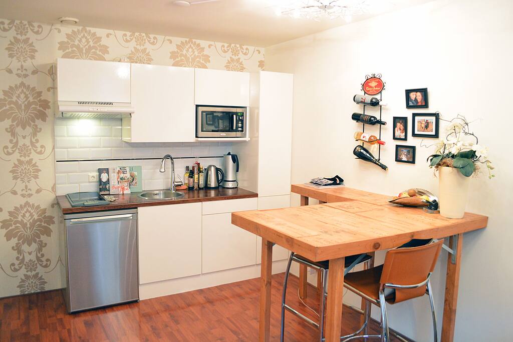 Kitchen and bar to hangout