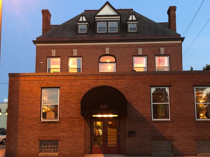 1880’s Mansion Downtown, 3 Fireplaces, 12 Bdrm Houses for Rent in