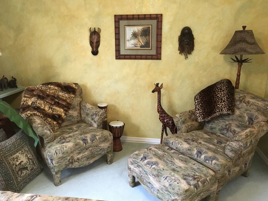 Queen Safari bedroom sitting area