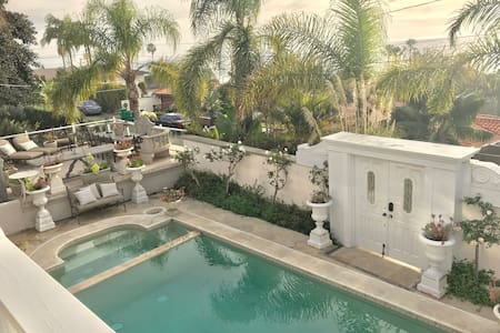 OCEAN VIEW WALK TO BEACH PRIVATE GUEST SUITE