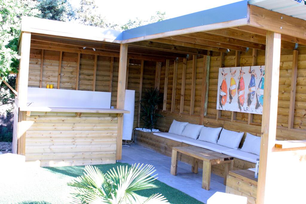 Pool-House avec cuisine d'été et canapé