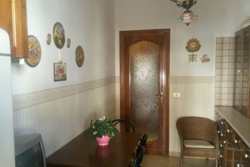 Cucina con tavolo