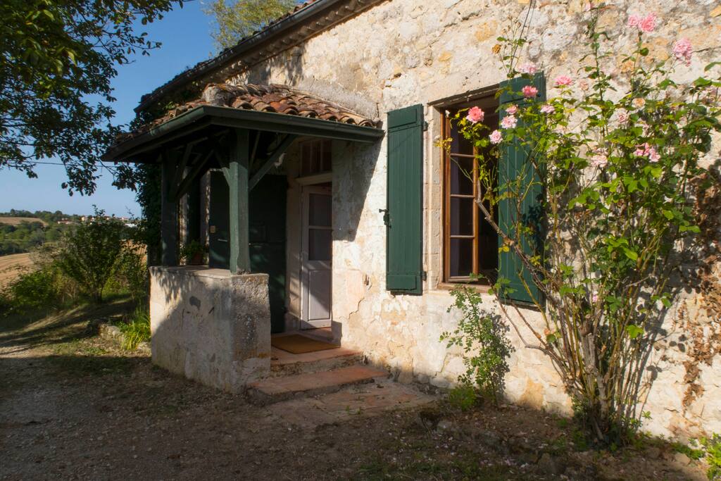 La casa recibe el sol de tarde con colores muy dulces.