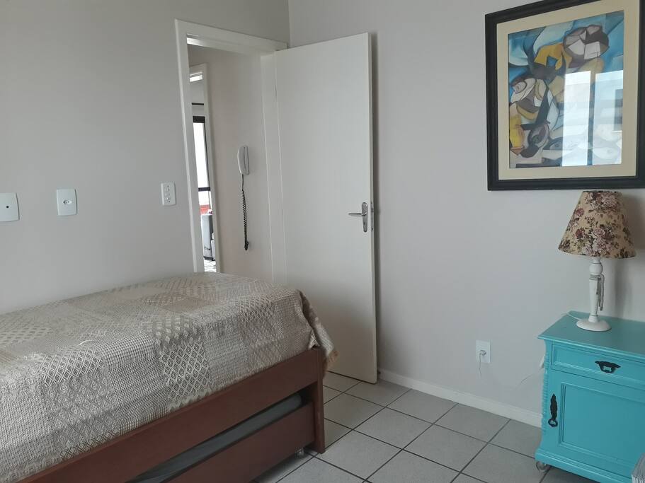 Quarto solteiro com bicama + colchão extra;