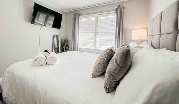 Დასასვენებელი და თანამედროვე საცხოვრებელი, იდეალურია კომფორტისა და კომფორტისთვის.
#VacationRental #ComfortStay