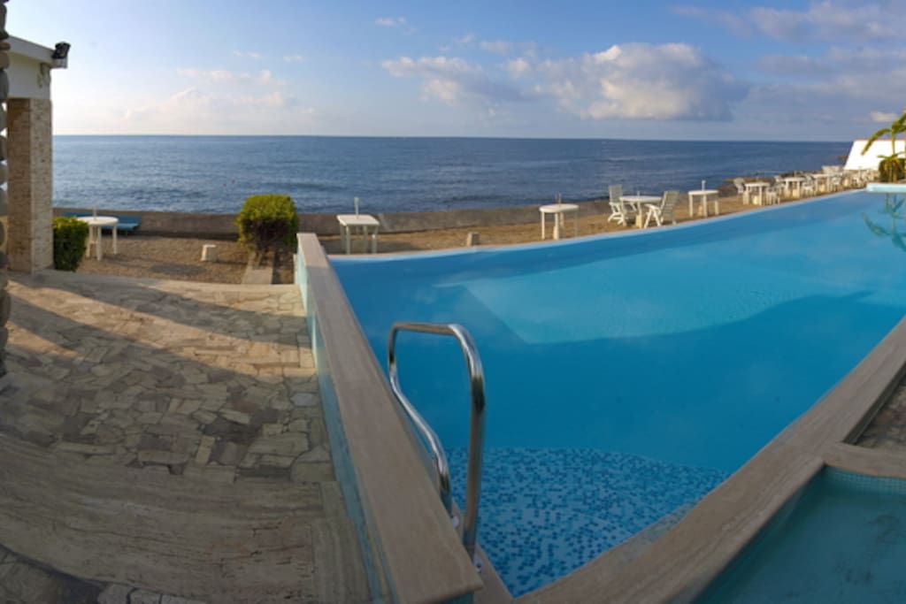 Vista mare dalla piscina condominiale (con cabina privata)