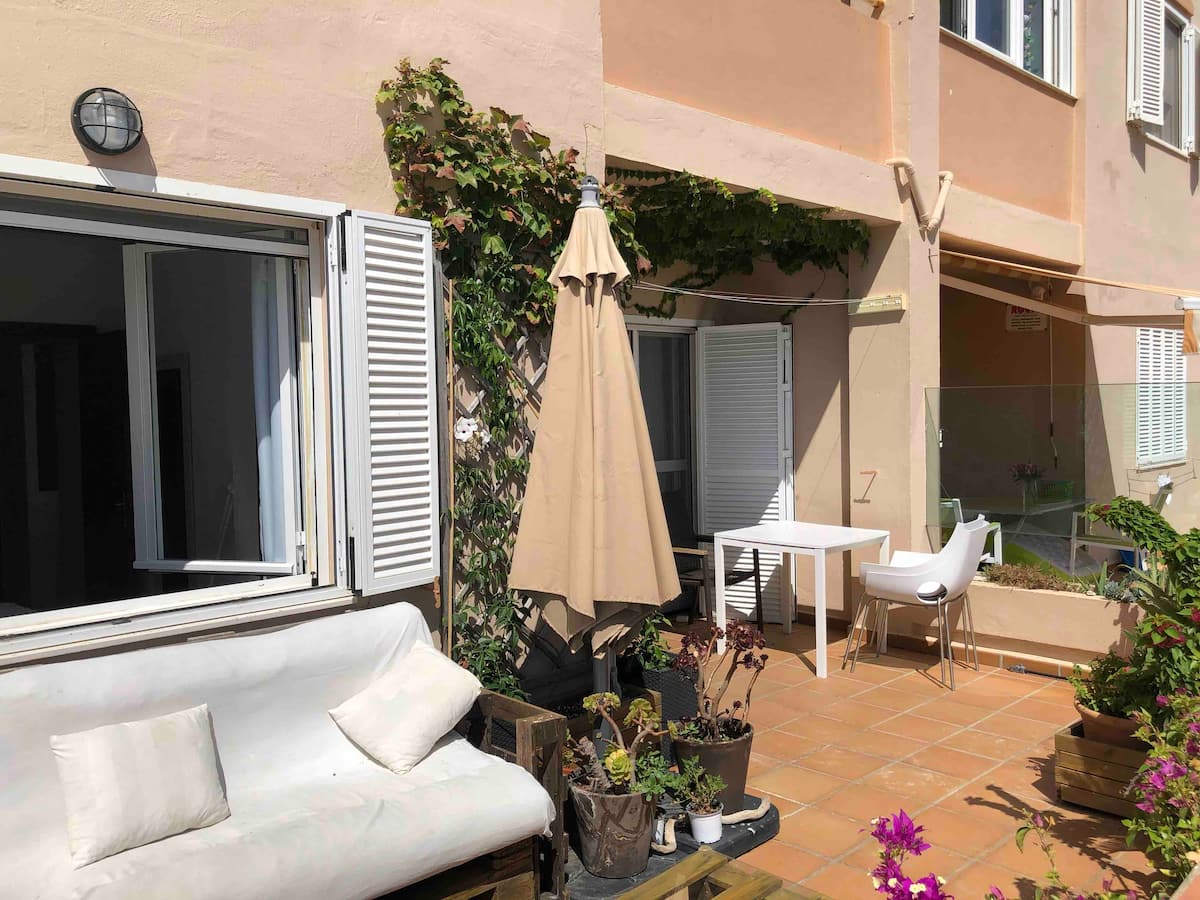 Amplia terraza exterior del alquiler vacacional en primera línea de playa Tarifa