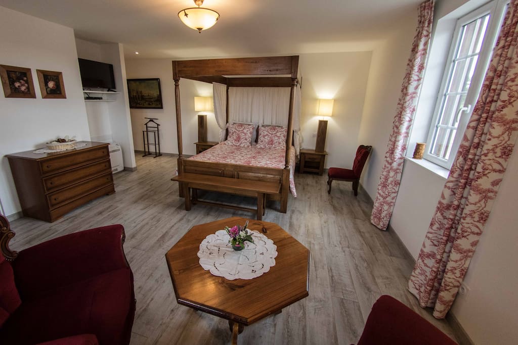 Chambre romantique (lit double, lit d'appoint, douche et baignoire)