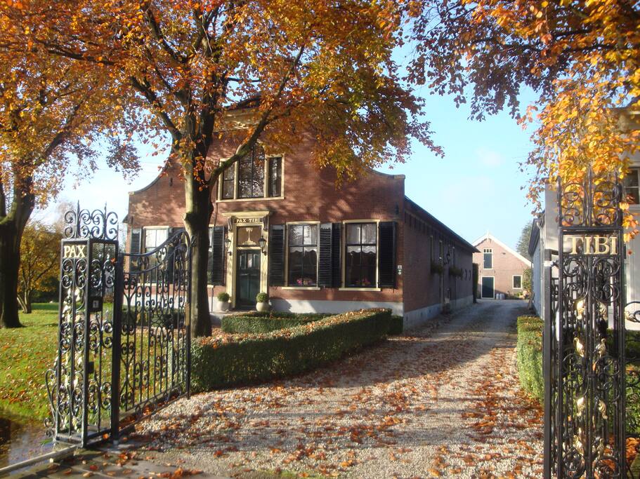 De voorkant van ons huis met op de achtergrond de oude stal met kamers van Bed & Breakfast 'Pax Tibi'.