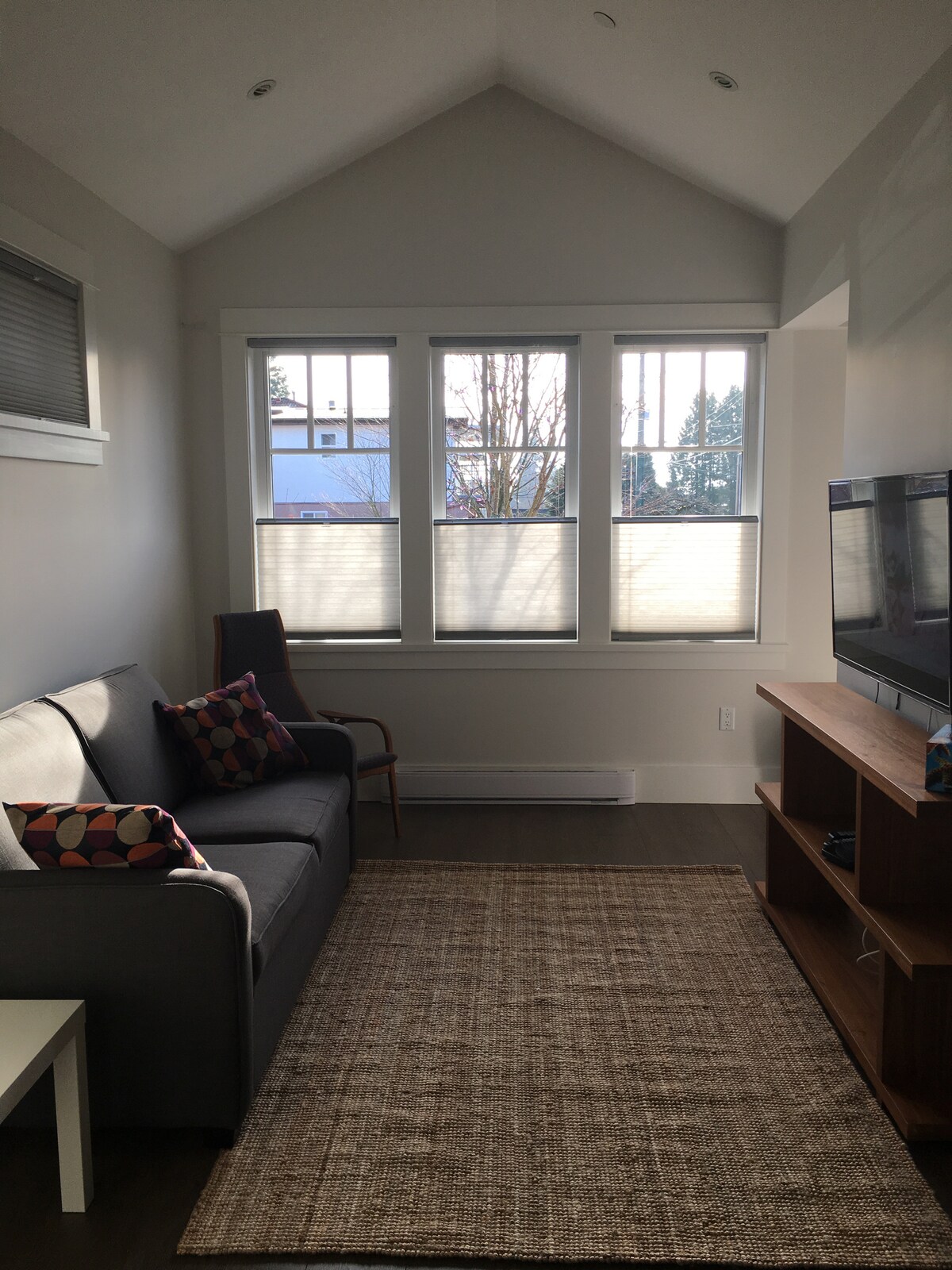 ห้องนั่งเล่นและวิวถนนที่มีแสงแดดส่องสว่าง