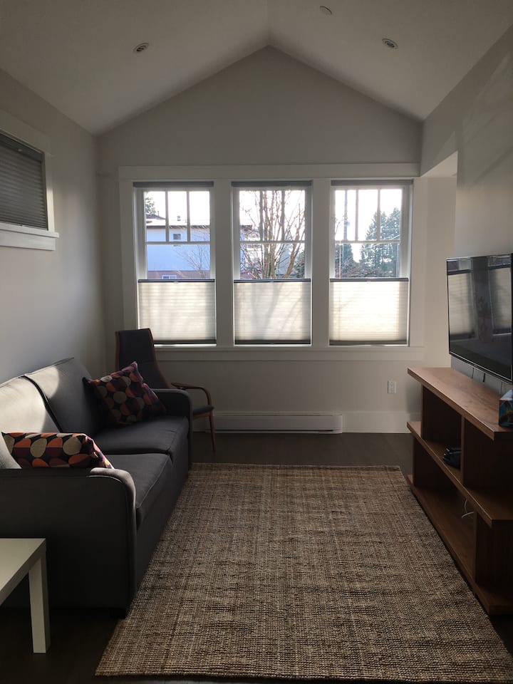 סלון ונוף לרחוב שטוף שמש