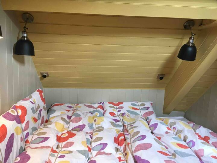 Super-King size bed or 2 Singles with a 10 inch gap. Emma luxury mattress. An extra Smart television in the master bedroom. 