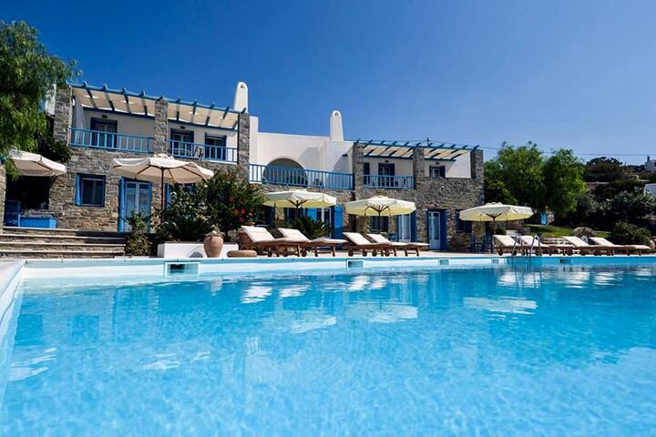 Superior 2 bedroom house with 2 guesthouses gallery image 4