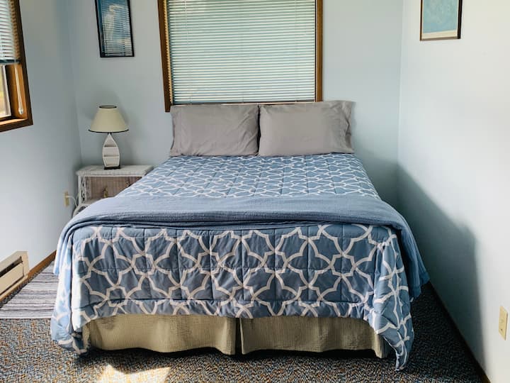 Guest bedroom - queen bed