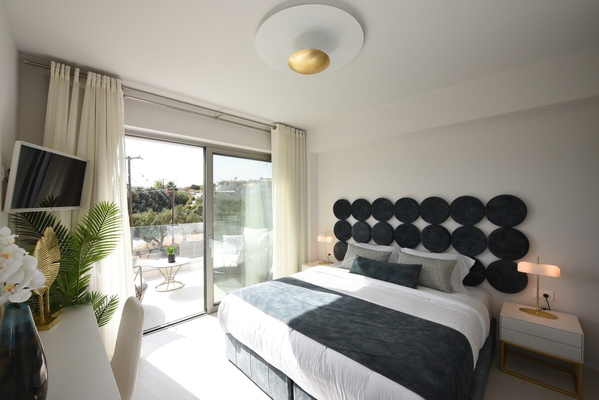 Sypialnia na pierwszym piętrze z dwoma pojedynczymi łóżkami (0,90 x 2,00), które można przekształcić w duże łóżko (1,80 x 2,00)